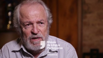 O vídeo apresenta o depoimento do comerciante e imigrante sírio-libanes Kamal Kalaoun. 

Ele comenta as razões que levaram os seus familiares a virem para o Brasil, fala sobre sua trajetória e comenta as influências da língua árabe no português falado no Brasil.

O cenário é alternado entre cenas de Kamal andando por ruas de um centro comercial e dentro de algumas lojas e o estúdio onde foi gravado o depoimento.